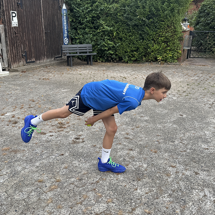 Junger Basketballer beim Athletiktraining